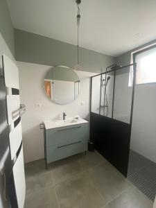 昂泽圣奥宾LA GRANGE的一间带水槽和镜子的浴室