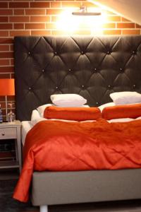 科希切日纳博勒沃库斯耶勒酒店的一间卧室设有两张床和黑色床头板