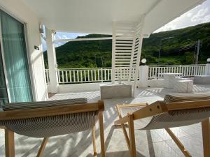 格兰岛Winnerview II - Mountain的一个带两把椅子的门廊,享有海景