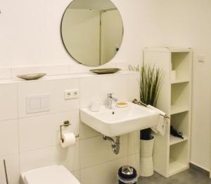 汉堡StellaStudio的一间带水槽和镜子的浴室