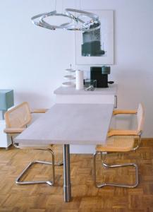 汉堡StellaStudio的一张桌子、两把椅子和一张白色的桌子