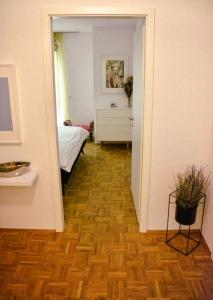 汉堡StellaStudio的走廊上设有卧室,卧室配有床和植物
