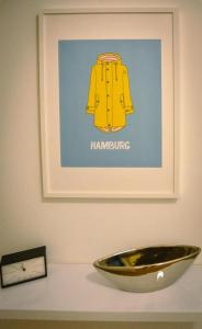 汉堡StellaStudio的桌上的碗,上面有黄色外套的照片