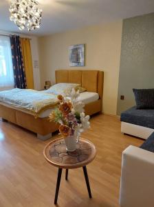 布尔诺附近斯拉夫科夫奥尔加酒店的一间卧室配有一张床和一张花瓶桌子