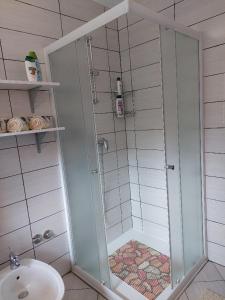 瓦拉日丁Apartment My Home的带淋浴和盥洗盆的浴室