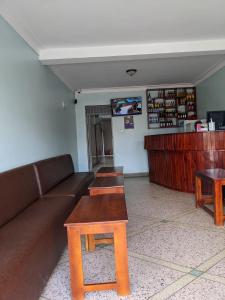 波特尔堡Kasenene Legacy Hotel的带沙发和咖啡桌的客厅