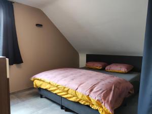 圣尼古拉Gasthuis Puytvoet的一间卧室配有一张黄色毯子床
