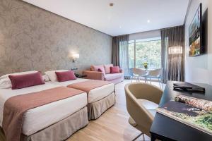 马德里萨巴蒂尼花园公寓酒店的酒店客房配有两张床和一张书桌