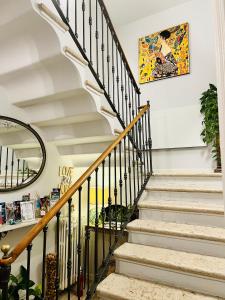 代森扎诺-德尔加达Residenza Elisa的一座带镜子的房屋内的楼梯