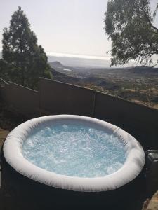 TenteniguadaSuite Zen y Cueva Refugio的以及蓝色水的大浴缸