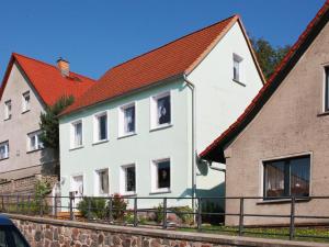 卑尔根西姆利什公寓的白色房子,有红色屋顶