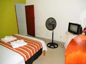 伊基托斯内夫迪塔旅馆的客房设有床、风扇和电视。