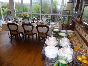 纳文基尔远旅馆的用餐室配有桌椅和桌子。