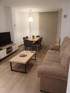 阿达莱斯Apartamento Trinidad Grund的客厅配有沙发和桌椅