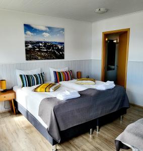 Brjánslækur佛罗卡伦杜尔酒店的一间卧室,卧室内配有一张大床