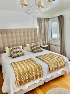 埃博森La Aguada的卧室配有一张大白色的床和大床头板