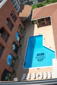 圣米格尔Hotel Tropico Inn的大楼旁游泳池的顶部景色