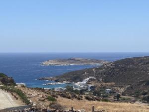 基莫洛斯岛Fournos的从山顶上可欣赏到海景