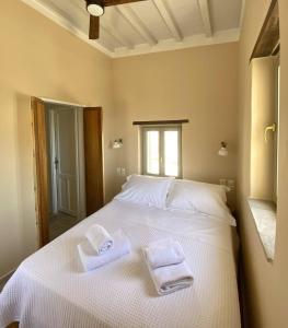 基莫洛斯岛Fournos的卧室配有白色床和毛巾