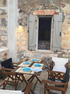 基莫洛斯岛Fournos的一个带桌椅的庭院和一个窗户。