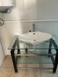 辛尼莫雷特Синеморец Каравана Paradise的浴室玻璃桌上的水槽