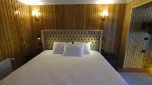 艾德亚耶拉西Ayder Villa de Pelit Hotel的一张带两个枕头的大白色床