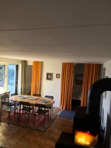 巴斯塔德3-rumslägenhet i villa med havsutsikt i Båstad Hindbärsvägen 22的客厅设有餐桌和椅子
