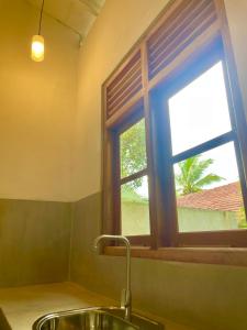 坦加拉ALOHA Second Home的厨房设有水槽和窗户。