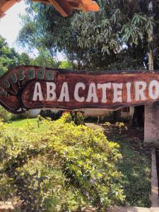 韦尔卡鲍Pousada Abacateiro的灌木丛前有 ⁇ 巴卡地亚的标志