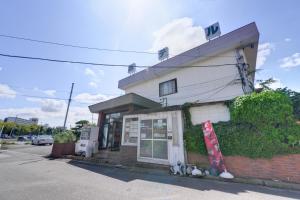 筑波山九酒店的外边有两只猫的加油站