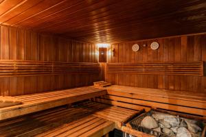 德科赫果岭大酒店的一间木制桑拿房,里面设有木凳