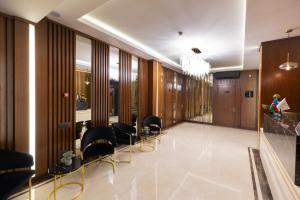 巴库Merida Hotel Baku的一个带椅子的会议室和走廊
