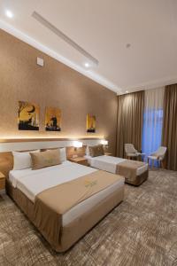 巴库Merida Hotel Baku的酒店客房配有两张床和一张书桌