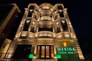 巴库Merida Hotel Baku的一座带梅里达酒店酒吧的建筑