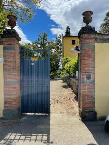 佛罗伦萨la limonaia的车道砖墙上的蓝色门