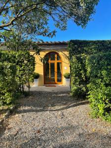 佛罗伦萨la limonaia的一座有黄色门和树 ⁇ 的房子