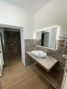 里诺迪莱吉诺Around Lago Maggiore apartments的一间带水槽和镜子的浴室