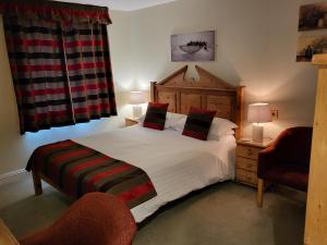 圣奥斯特尔皇家旅馆的一间卧室配有一张大床和一把椅子