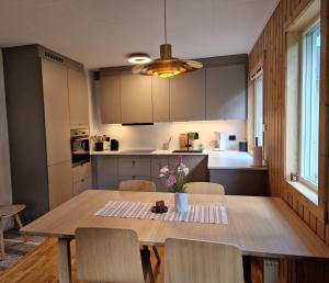 SvensbySlettvold Lyngen的厨房以及带木桌和椅子的用餐室。