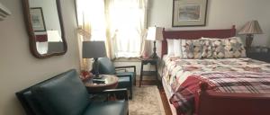 埃利科特城路旁住宿加早餐旅馆的一间卧室配有一张床、一把椅子和一张桌子