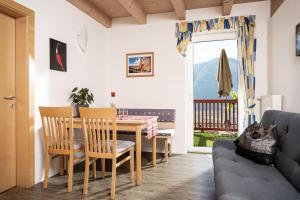 科尔塔恰Haus Sauvignon的客厅配有桌椅和沙发