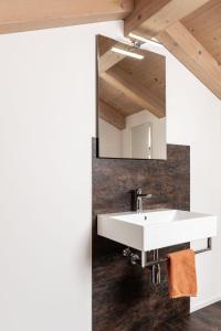 科尔塔恰Haus Sauvignon的浴室设有白色水槽和镜子