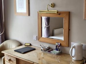 圣奥斯特尔皇家旅馆的一张木桌,墙上装有镜子