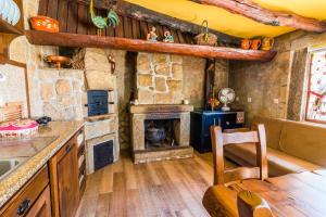 雷卡杜巴里奥Araújo 111 - Traditional House的一间厨房,在房间内配有石制壁炉