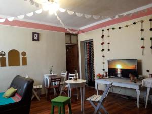 普诺Peru 229 Rest HOSTEL的客厅配有电视和桌椅