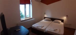 布加勒斯特HappyRooms Piata Romana的小房间设有两张床和窗户