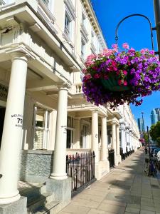 伦敦墨尔本别墅酒店的一座花丛挂在里面的建筑