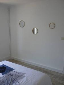 卡尔卡松Spacieux appartement au pied de la cité médiévale的卧室配有一张带两盏灯的墙壁床。