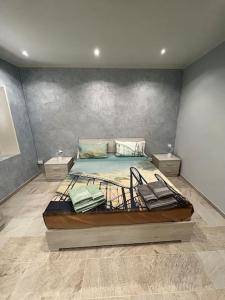 Montalto PaveseIL NIDO DELLA POIANA CASA VACANZE e B & B的一间卧室,卧室内配有一张大床