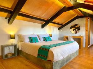 圣克里斯托瓦尔-德拉斯卡萨斯Hotel Casa Azabache的一间带一张大床的卧室,位于一个拥有木制天花板的房间